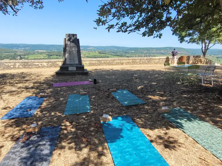 Tapis colorés à l’ombre d’un grand arbre, sur un belvédère dominant la plaine