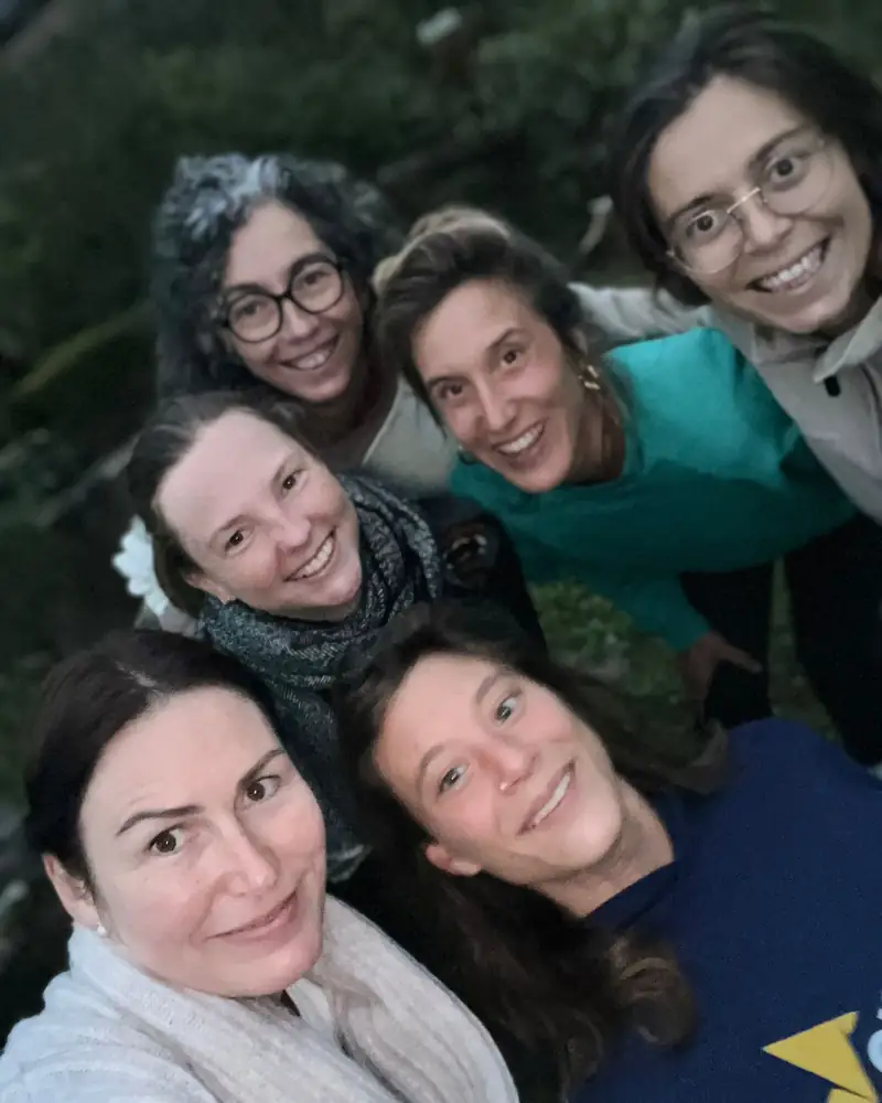 Selfie souriant de six pratiquantes réunies après une séance
