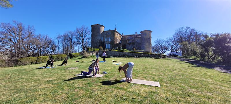 Une séance de yoga sur la pelouse, au pied d’un château