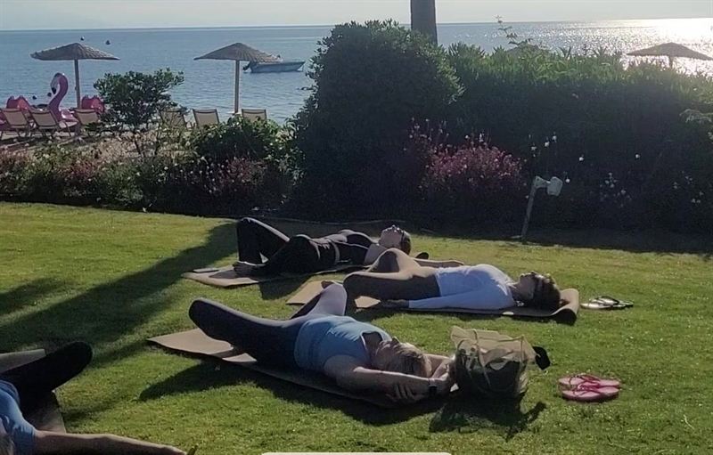 Un groupe en relaxation sur une pelouse face à la mer Égée, à Kos